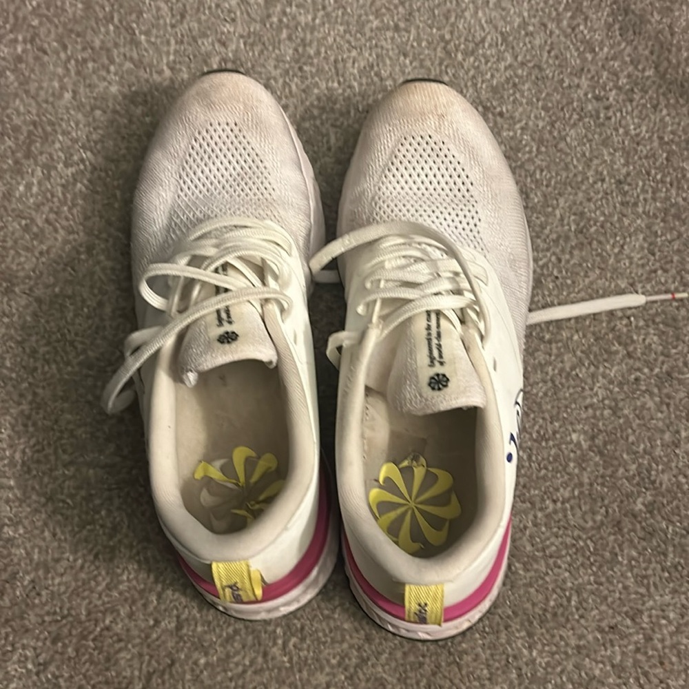 Women’s Nike Flyknit white and pink shoes.